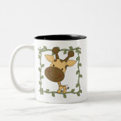 ベビーのキリンのTシャツおよびギフト ツートーンマグカップ (左)