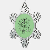 ベビーのクリスマス外の寒さ スノーフレークピューターオーナメント (右)