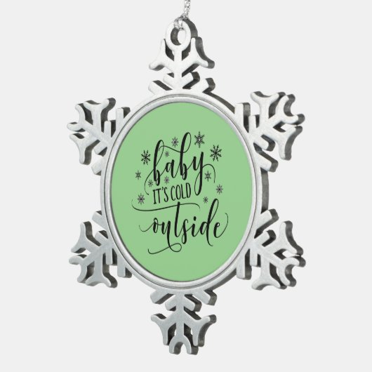 ベビーのクリスマス外の寒さ スノーフレークピューターオーナメント (右)