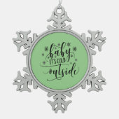 ベビーのクリスマス外の寒さ スノーフレークピューターオーナメント (正面)