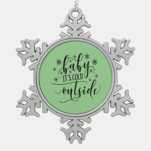 ベビーのクリスマス外の寒さ スノーフレークピューターオーナメント (正面)