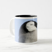 ベビーのコウテイペンギン、雪の丘の島 ツートーンマグカップ (正面左)