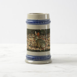 ベビーのバニーによって曇らされるマグ ビールジョッキ