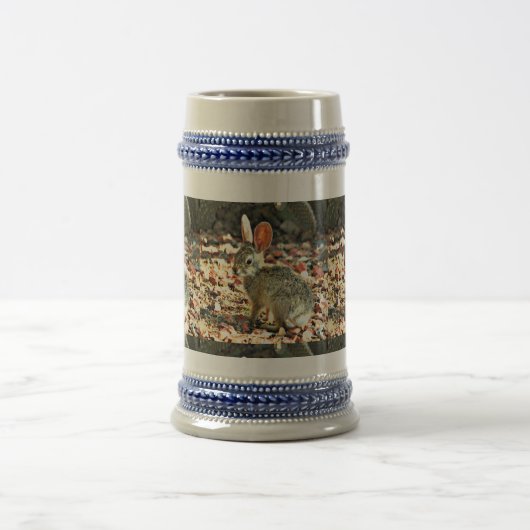 ベビーのバニーによって曇らされるマグ ビールジョッキ (中央)