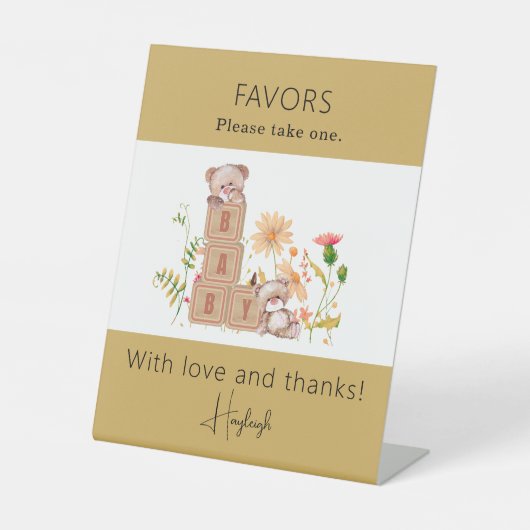 ベビーのブロック、クマ、ワイルドフラワーの恩恵 台座サイン (正面)