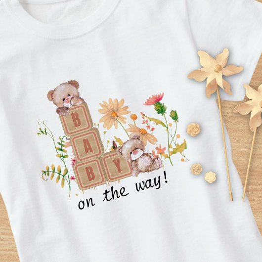 ベビーのブロック、クマ、野生の花々お母さん Tシャツ