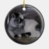 ベビーのヤギGREY/WHITEのクリスマスのオーナメント セラミックオーナメント (裏面)