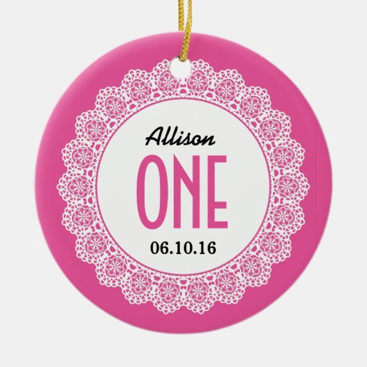 ベビーのレースB01との第1誕生日の想い出の品のピンク セラミックオーナメント (正面)