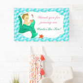 ベビーの人魚はピンクのティール（緑がかった色）の旗の後につきます 横断幕 (インサイチュ)