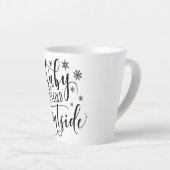 ベビーの冬のクリスマススノーフレーク外の寒さ カフェラテマグ (右アングル)