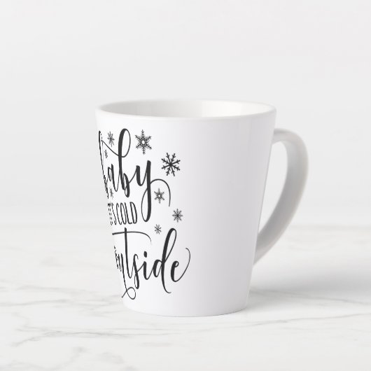 ベビーの冬のクリスマススノーフレーク外の寒さ カフェラテマグ (右アングル)