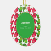 ベビーの初めてのクリスマスかわいい赤と緑のミッテンス セラミックオーナメント (裏面)