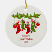 ベビーの初めてのクリスマスとカラフルストッキング セラミックオーナメント (正面)