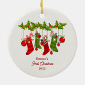 ベビーの初めてのクリスマスとカラフルストッキング セラミックオーナメント (裏面)