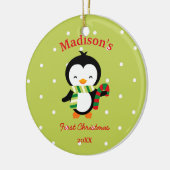 ベビーの初めてのクリスマスのかわいいペンギンおよび水玉模様 セラミックオーナメント (左)