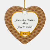 ベビーの初めてのクリスマスの金ゴールドの渦巻の写真 セラミックオーナメント (裏面)