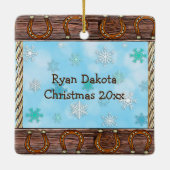 ベビーの初めてのクリスマスカウボーイとテディベア セラミックオーナメント (裏面)