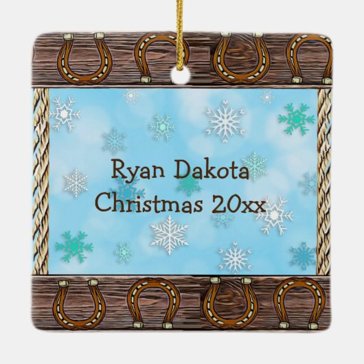 ベビーの初めてのクリスマスカウボーイとテディベア セラミックオーナメント (裏面)