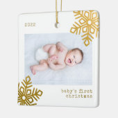 ベビーの初めてのクリスマスゴールドフォイル雪のフレーク写真 セラミックオーナメント (左)