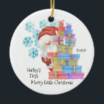 ベビーの初めてのクリスマスサンタとギフトフォト セラミックオーナメント<br><div class="desc">ベビーの初めてのクリスマスのクリスマスフォトオーナメント。このデザインは、贈り物プレゼントの大きなスタックから覗き見するサンタの可愛い水色のイラストレーションを備え包まれたている。雪片飾とタイポグラフィがあお洒落る。年と読共にパーソナライズできる言葉の「[ベビー名の最初]リッメリートルクリスマス」。背面では、写真テンプレートが設定され、写真の1つを追加お気に入りのする。</div>