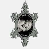 ベビーの初めてのクリスマスサークルタイポグラフィ写真 スノーフレークピューターオーナメント (左)