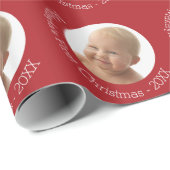 ベビーの初めてのクリスマスフォト名前をカスタムする年赤 ラッピングペーパー (ロールコーナー)