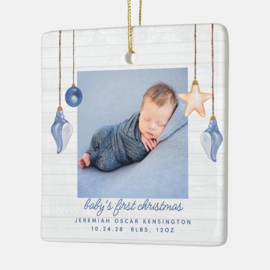 ベビーの初めてのクリスマスブルーシーシェルホリデーフォト セラミックオーナメント (左)