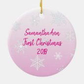 ベビーの初めてのクリスマスベビー写真ピンクのクリスマス セラミックオーナメント (裏面)