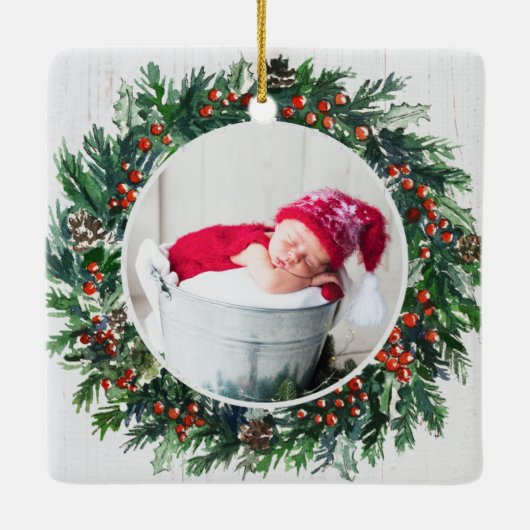 ベビーの初めてのクリスマスホリーベリーリース写真 セラミックオーナメント (裏面)