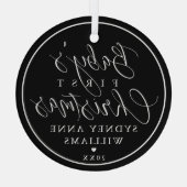 ベビーの初めてのクリスマス名前をカスタムするブラックキープサケ ガラスオーナメント (裏面)