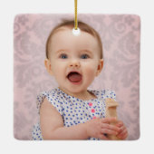 ベビーの初めてのクリスマス生まれたばかりの写真レッドプレイド セラミックオーナメント (裏面)