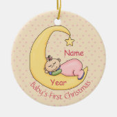 ベビーの初めてのクリスマス – 月に眠る(女の子) セラミックオーナメント (正面)