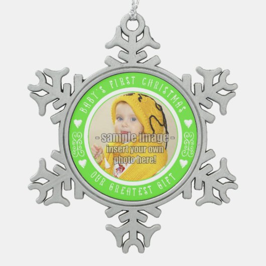 ベビーの初めてのクリスマス – 私たち素晴らしのギフトグリーン スノーフレークピューターオーナメント (正面)