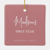 ベビーの初年度フォトコラージュ誕生統計ピンク セラミックオーナメント (裏面)