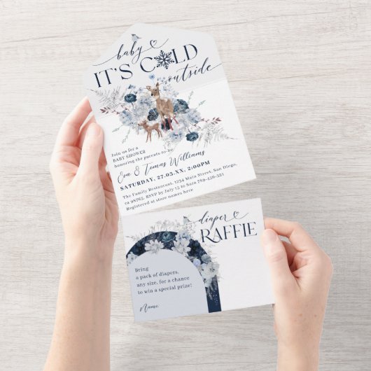 ベビーの外の寒さ冬のフローラ鹿の赤ちゃんシャワー オールインワン招待状 (貼ってはがせる)