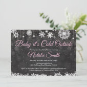 ベビーの外は寒い冬ピンクの女の子のベビーシャワー 招待状 (スタンド正面)
