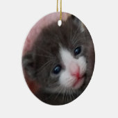 ベビーの子ネコのオーナメントの灰色及び白 セラミックオーナメント (右)