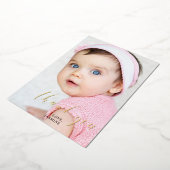 ベビーの最初の誕生日ありがとうエレガントスクリプトスワッシュ 箔シーズンカード (回転した状態)