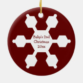 ベビーの第2クリスマスの赤い雪片のオーナメント セラミックオーナメント (裏面)