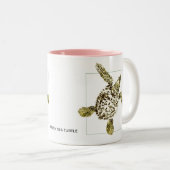 ベビーの緑のウミガメ ツートーンマグカップ (正面右)