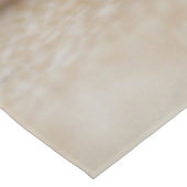 ベビーの腹に置いている黄色いラブラドールの小犬 テーブルクロス (アングル)