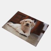 ベビーの腹に置いている黄色いラブラドールの小犬 ドアマット (アングル)