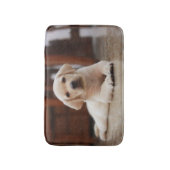 ベビーの腹に置いている黄色いラブラドールの小犬 バスマット (正面縦)