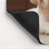 ベビーの腹に置いている黄色いラブラドールの小犬 マウスパッド (コーナー)