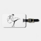 ベビーの荷物のラベルを握っているこうのとり ラゲッジタグ (正面横)