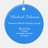 ベビーの誕生レコードのクリスマスオーナメント。青 セラミックオーナメント (裏面)