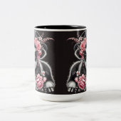 ベビーの開花スタイリッシュで飾られた帽子の中の牛 ツートーンマグカップ (中央)