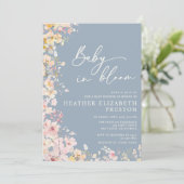 ベビーの開花ワイルドフラワーほこりっぽい青い赤ちゃんシャワー 招待状 (スタンド正面)