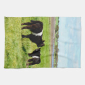 ベビーはこの国でガロウェイ牛を食べた キッチンタオル (横)