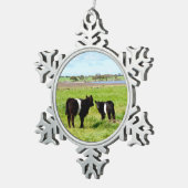 ベビーはこの国でガロウェイ牛を食べた スノーフレークピューターオーナメント (右)